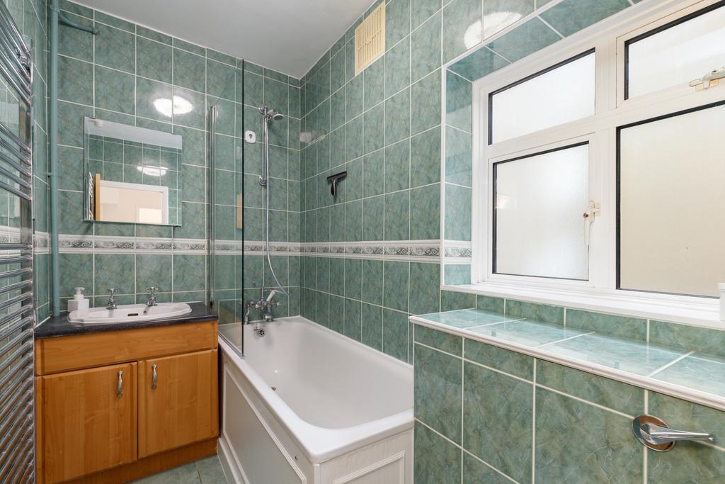 Neate House - bathroom