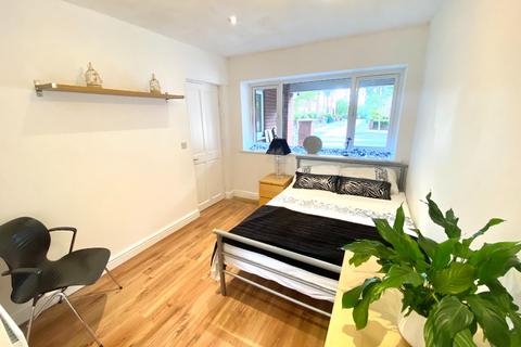 4 bedroom terraced house to rent, Drayton Street, Manchester M15