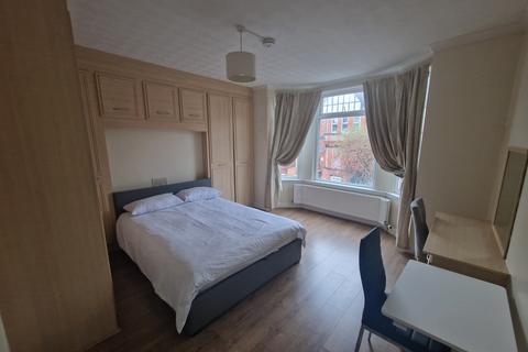 6 bedroom semi-detached house to rent - Grosvenor Road, Manchester M16