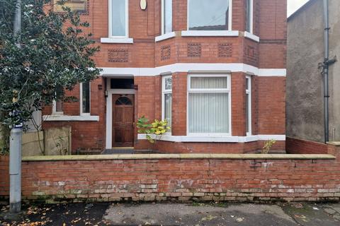 6 bedroom semi-detached house to rent, Grosvenor Road, Manchester M16