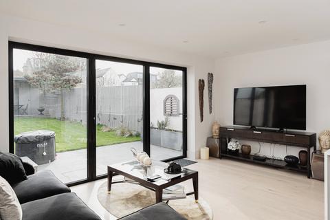 34 Ellerton Road, Surbiton, KT6 7TX