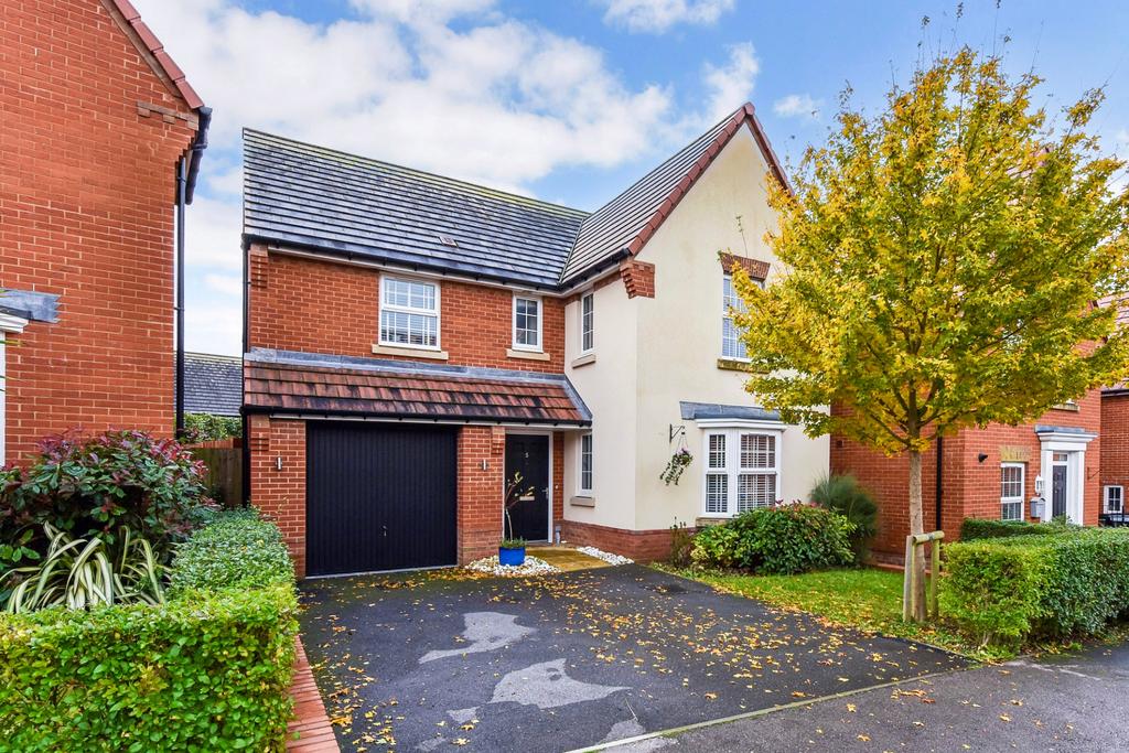 CLANFIELD 4 bed detached house for sale £650,000