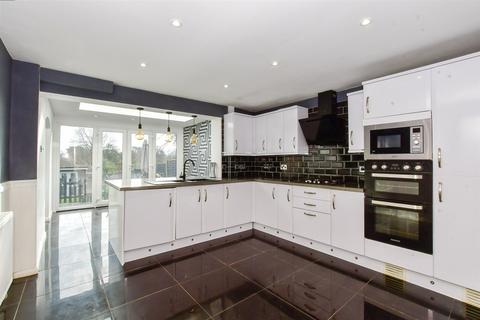 2 Hawthorne Close, Eythorne, Dover, CT15 4BX