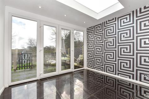 2 Hawthorne Close, Eythorne, Dover, CT15 4BX