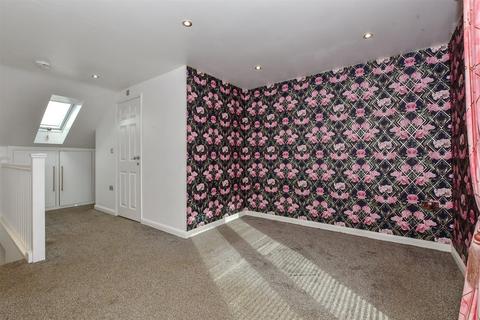 2 Hawthorne Close, Eythorne, Dover, CT15 4BX