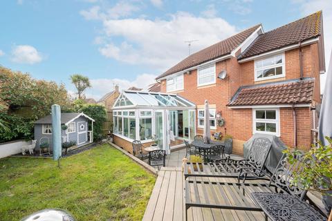 21 Earles Meadow, Horsham, RH12 4HP