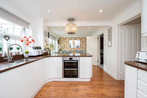 21 Earles Meadow, Horsham, RH12 4HP