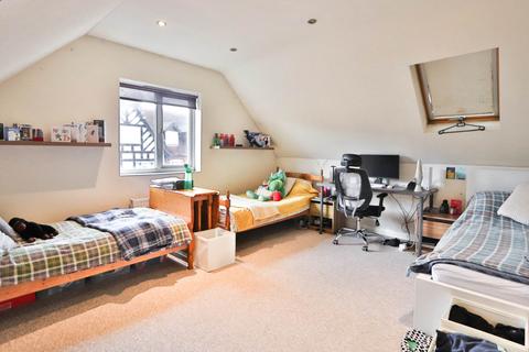 3 bedroom flat for sale, West Barnes Lane, New Malden
