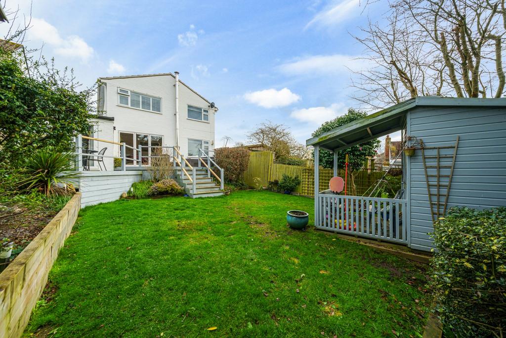 Rowtown, Surrey KT15 3 bed detached house for sale £600,000