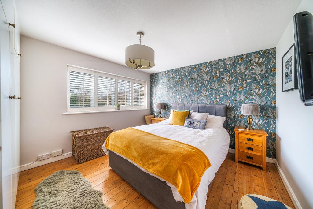 Rowtown, Surrey KT15 3 bed detached house for sale £600,000