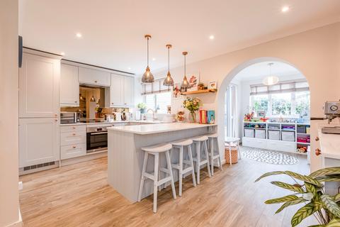 8 Barton Close, Addlestone, KT15 1JE