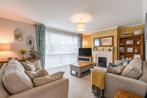 8 Barton Close, Addlestone, KT15 1JE