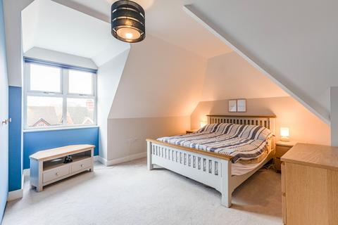 2 bedroom flat for sale, Addlestone, Surrey KT15