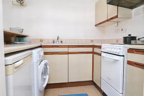 1 bedroom flat for sale, Saxon Close, Surbiton KT6