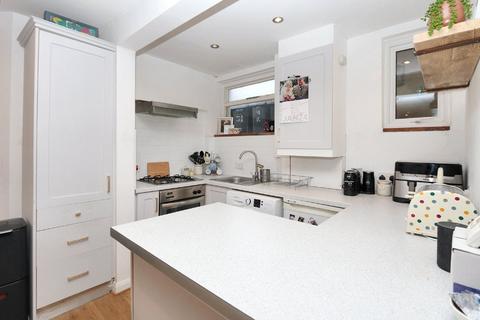 2 bedroom flat for sale, King Charles Road, Surbiton KT5