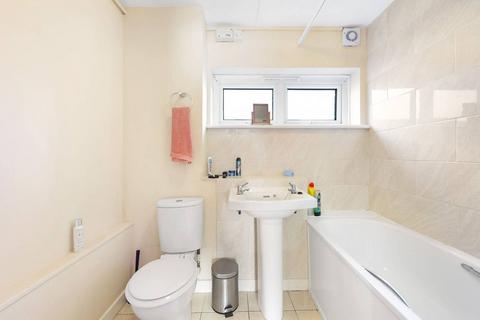 60 Renfrew Close, London, E6 5PG