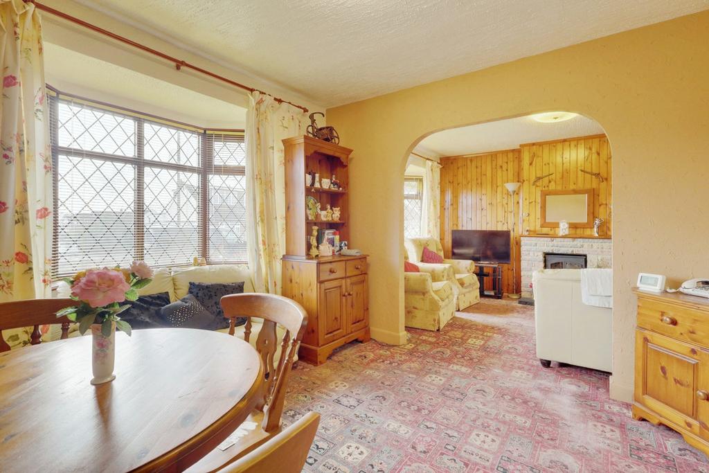 Clifton Avenue, Benfleet, SS7 3 bed chalet for sale £290,000