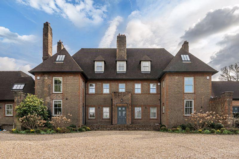 Petworth Road, Godalming GU8 5 bed character property to rent £4,500