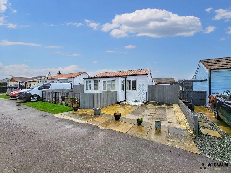 Kenwood, Withernsea, HU19 2 bed detached bungalow £35,000