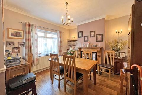 3 bedroom end of terrace house for sale - Butts Road, PENN
