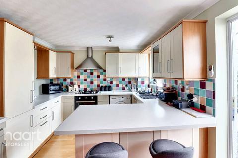 11 Claverley Green, Luton, LU2 8TB