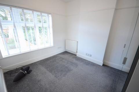 2 bedroom flat to rent, Thistlebarrow Road, Bournemouth BH7