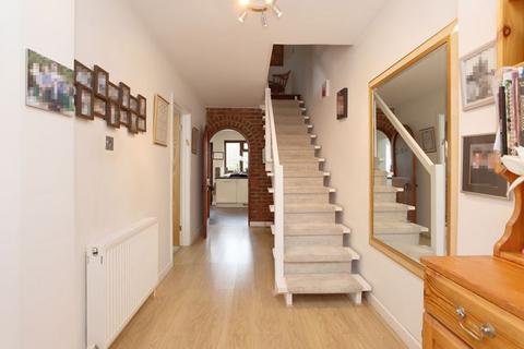 4 bedroom semi-detached house for sale, Fairview Close, Chigwell IG7