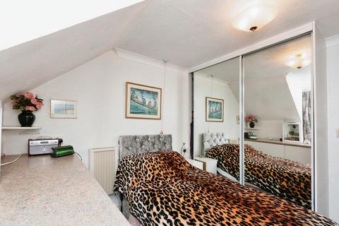 2 bedroom apartment for sale, Meadsview Court, Farnborough GU14