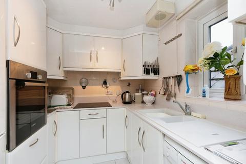 2 bedroom apartment for sale, Meadsview Court, Farnborough GU14
