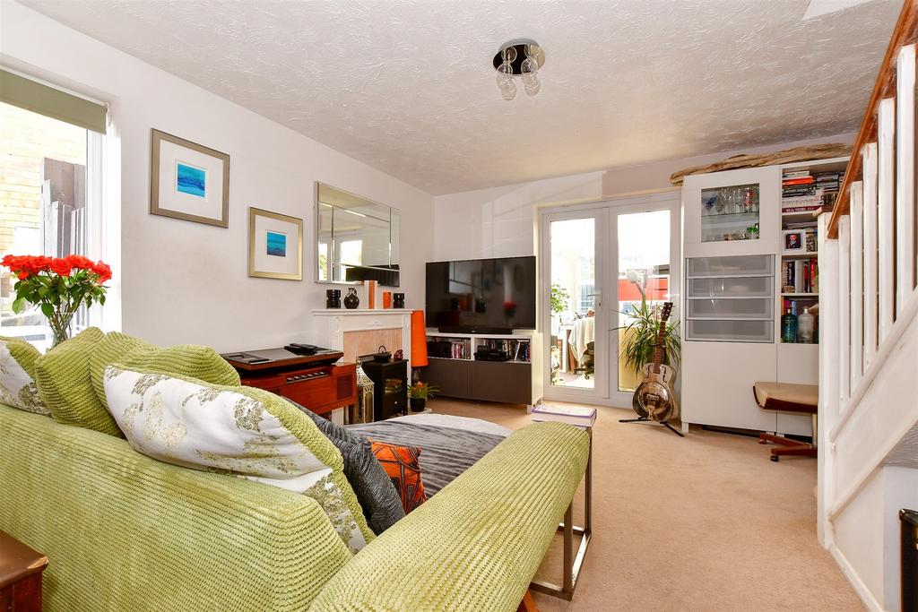 Marina Close, East Cowes, Isle of Wight 2 bed semidetached house for
