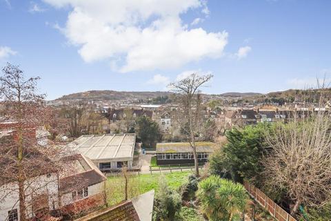 Flat 4, 8 Castle Avenue, Dover, CT16 1HA
