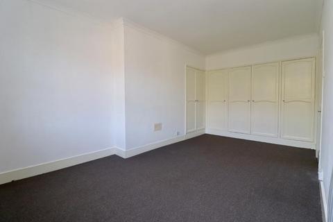 Flat 4, 8 Castle Avenue, Dover, CT16 1HA