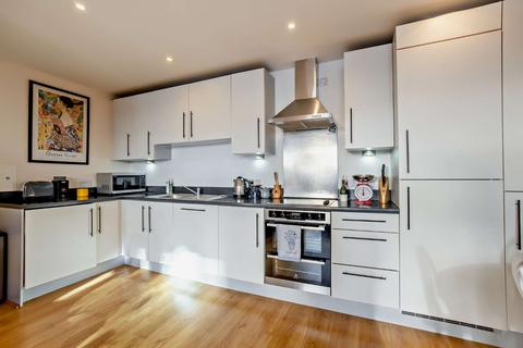 2 bedroom flat for sale, Queensland Road, London N7