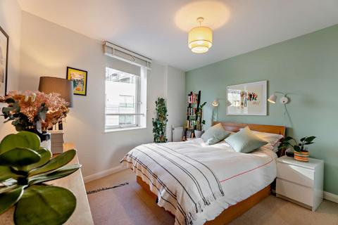 2 bedroom flat for sale, Queensland Road, London N7