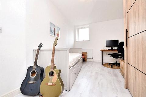 8 Ashley Green, Leeds, LS12 4EW