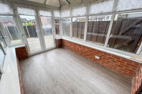 2 bedroom end of terrace house for sale - Clent Hill Drive, B65