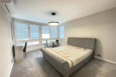 4 bedroom apartment to rent, Hyde Park Crescent