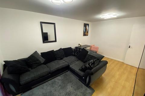 2 bedroom flat to rent, Hepworth Court,Stevenage,SG2