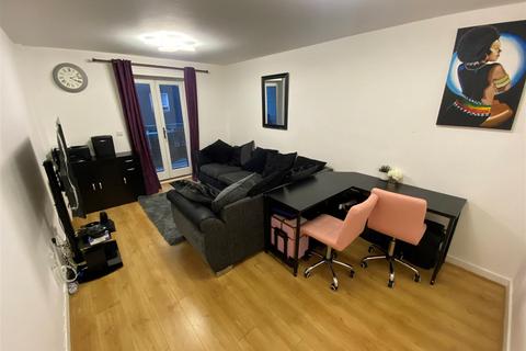 2 bedroom flat to rent, Hepworth Court,Stevenage,SG2