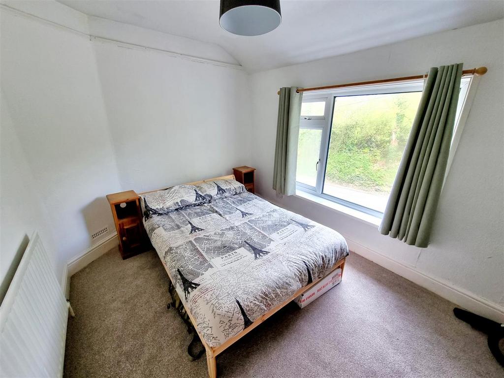 Bed 2.jpg