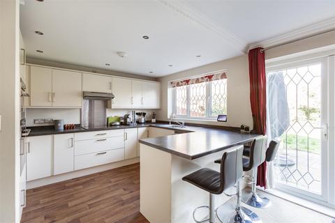 10 Hadley Close, Meopham, Gravesend, DA13 0NX