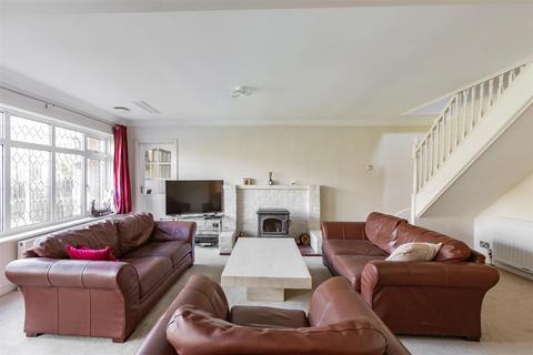 10 Hadley Close, Meopham, Gravesend, DA13 0NX