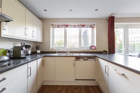 10 Hadley Close, Meopham, Gravesend, DA13 0NX