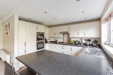 10 Hadley Close, Meopham, Gravesend, DA13 0NX