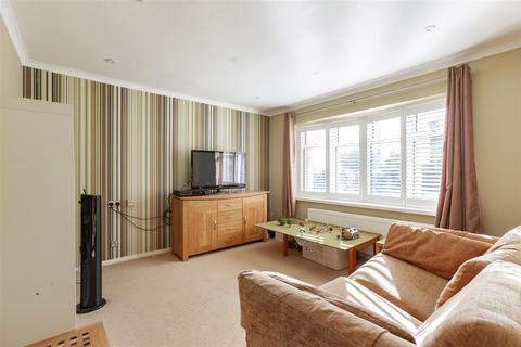 10 Hadley Close, Meopham, Gravesend, DA13 0NX