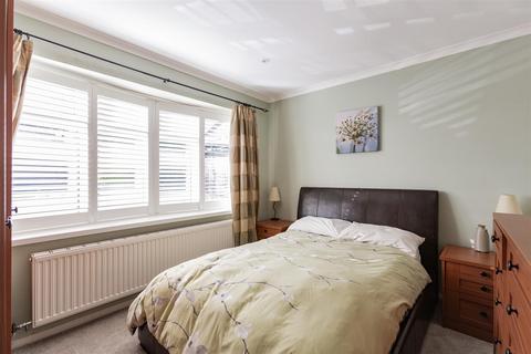 10 Hadley Close, Meopham, Gravesend, DA13 0NX