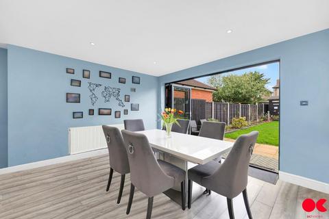 5 bedroom detached house for sale, Manor Crescent, Hornchurch RM11