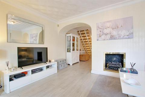 4 bedroom semi-detached house for sale, Huntingdon Close, Broxbourne