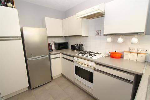 31 Eindhoven Close, Carshalton, SM5 2FD