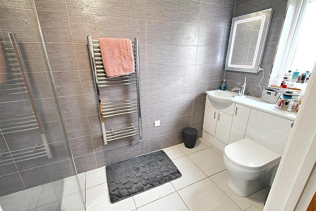 En-suite Bedroom 1